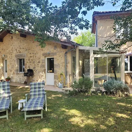 En Pierre Dans Un Parc Arbore Casa de Férias *