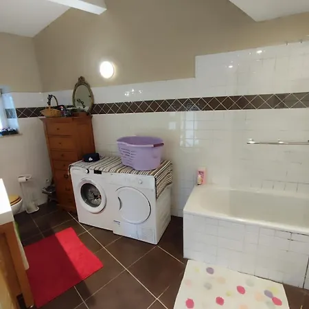 En Pierre Dans Un Parc Arbore Casa de Férias *